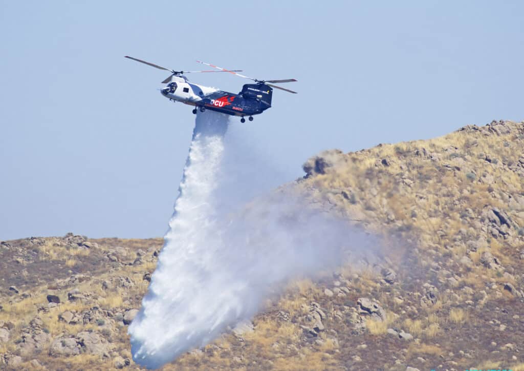 Coulson Chinook CH-46 releasing water for firefighting