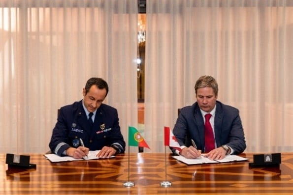Colonel Jorge Nunes, Head of the Administrative and Financial Service Right: Mathieu Lacroix, Account Director, CCC signing agreement