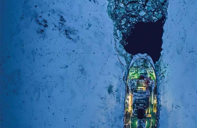 Photo aérienne d'un navire en Antartique